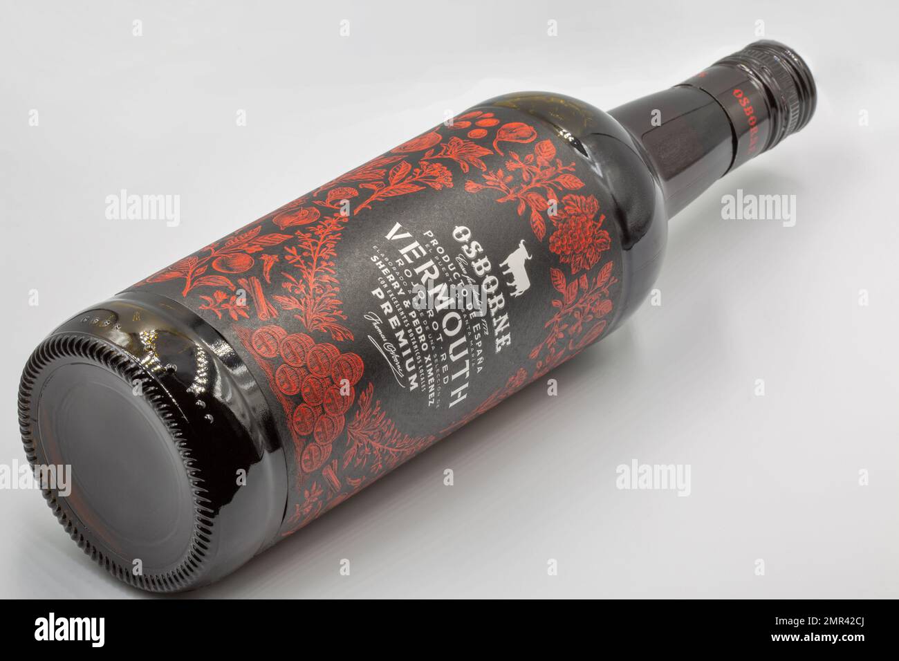 Kyiv, Ucraina - 02 ottobre 2021: Studio Shoot di Osborne spagnolo rosso vermouth bottiglia primo piano su bianco. Da Bodegas Osborne produttore di vino sherry Foto Stock