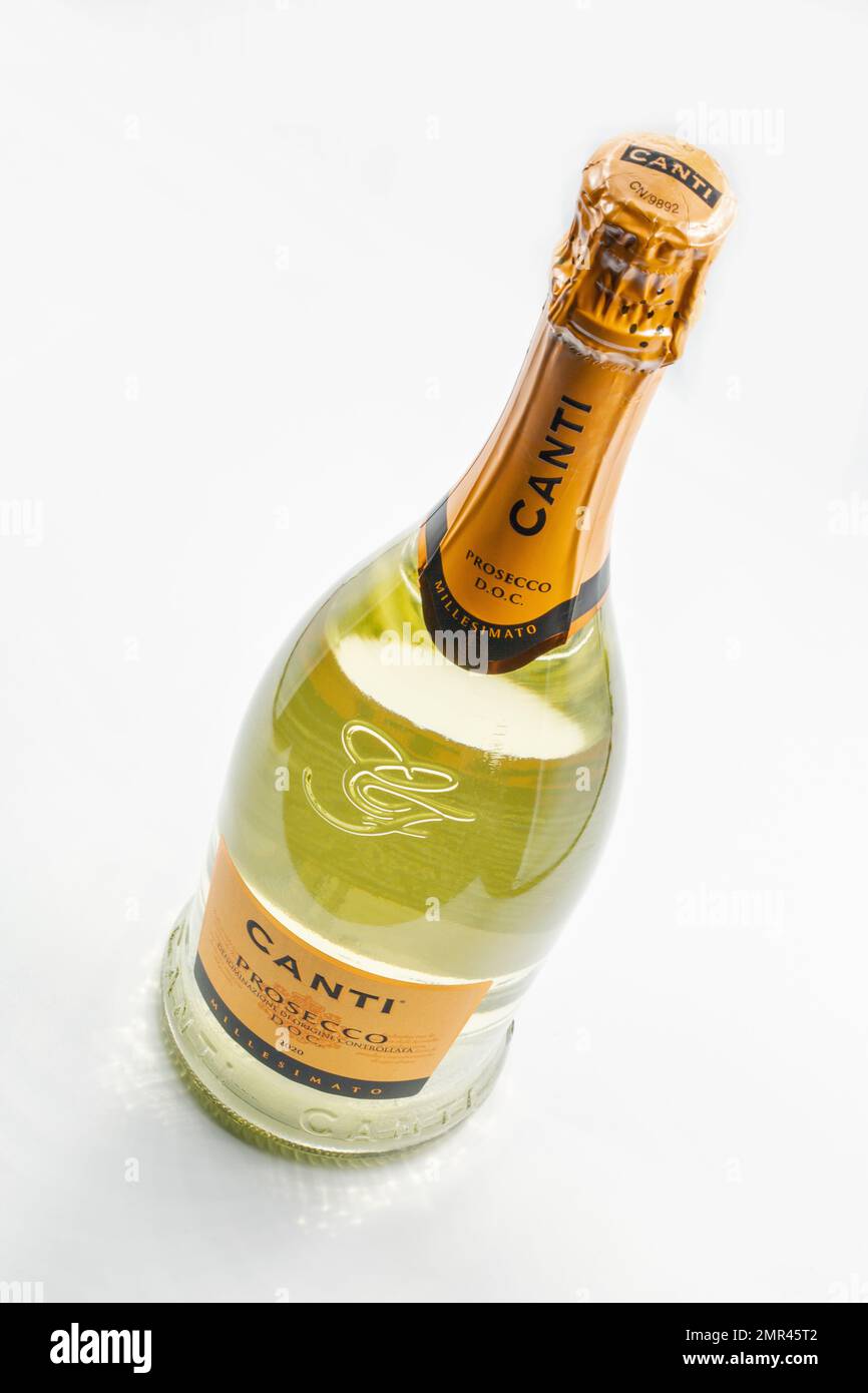 Kiev, Ucraina - 26 dicembre 2021: Scatto studio di Canti Prosecco DOC bottiglia di vino frizzante closeup sul bianco. Foto Stock