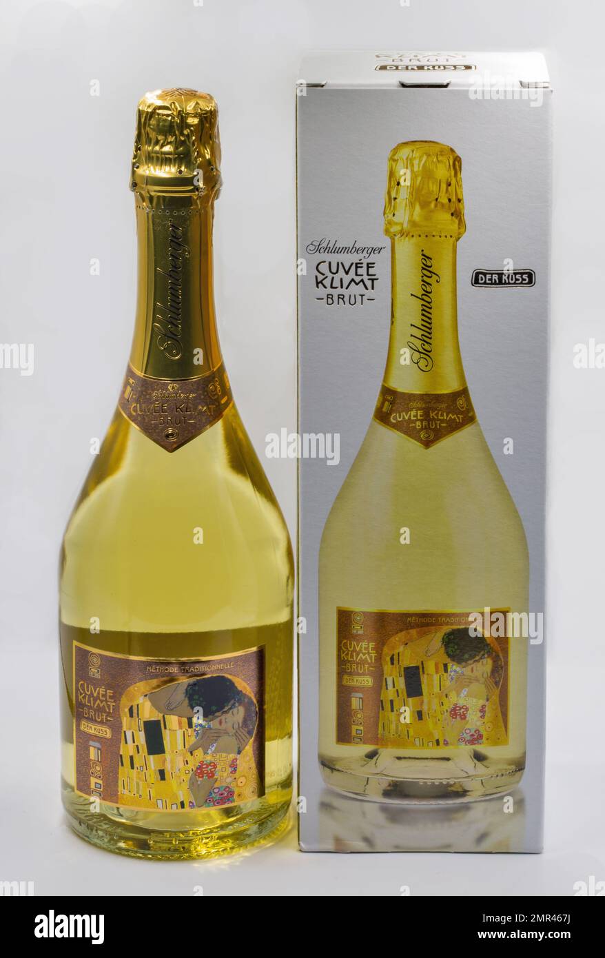 Kyiv, Ucraina - Aprile 29 2022: Sparo studio di Schlumberger Cuvee Klimt brut bottiglia di vino frizzante e scatola primo piano sul bianco. Sull'etichetta famoso pictu Foto Stock