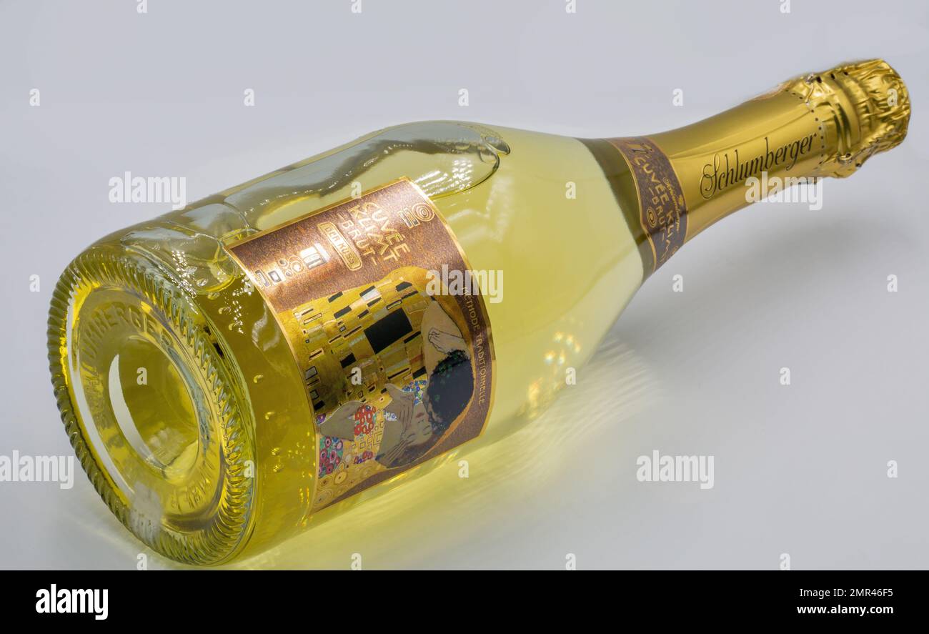 Kyiv, Ucraina - Aprile 29 2022: Studio Shoot di Schlumberger Cuvee Klimt brut bottiglia di vino frizzante closeup sul bianco. Sull'etichetta famosa foto la K Foto Stock