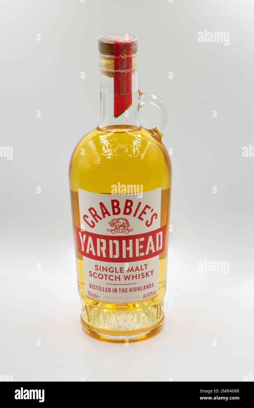 Kiev, Ucraina - 06 maggio 2022: Sparo studio di whisky single scotch di malto Crabbie's Yardhead bottiglia di primo piano su bianco, il marchio di whisky di Edimburgo Foto Stock