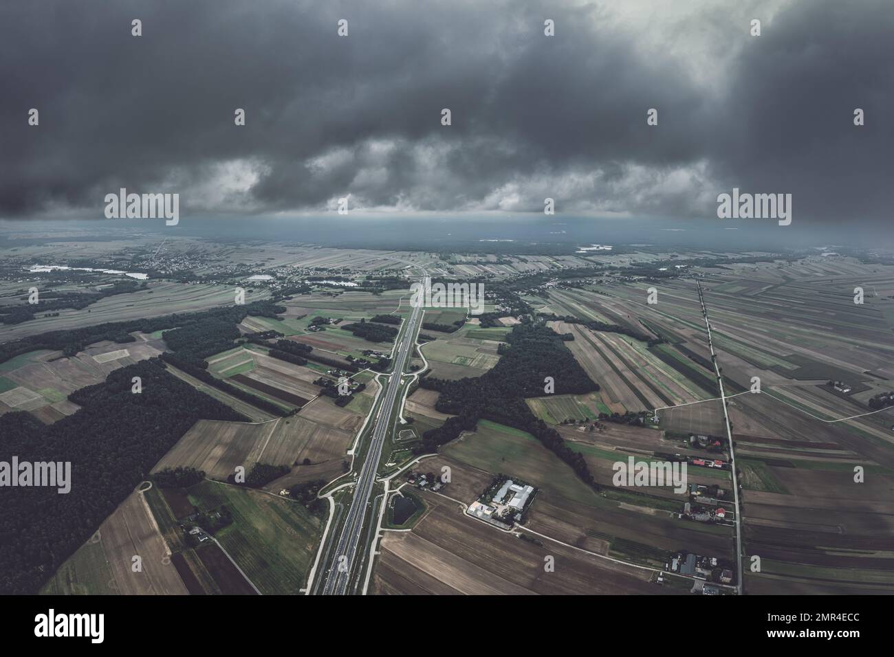 Riduzione della prospettiva aerea di due corsie di autostrada sotto cielo nuvoloso Moody Foto Stock