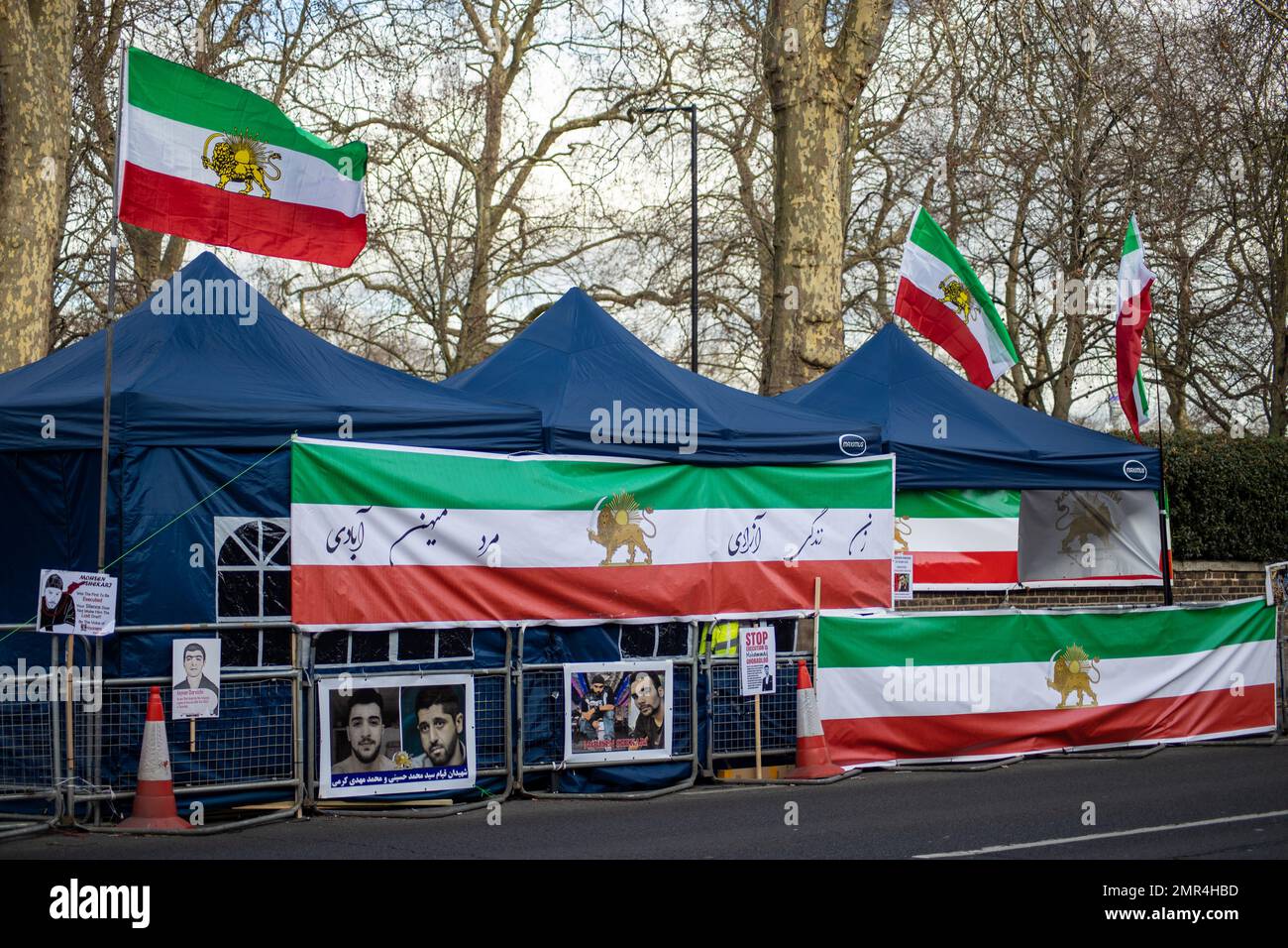 Londra, Regno Unito – 31 gennaio 2023: I manifestanti hanno messo uno stallo davanti all’ambasciata della Repubblica islamica dell’Iran poco prima della protesta. Credit: Sinai Noor/Alamy Live News Foto Stock