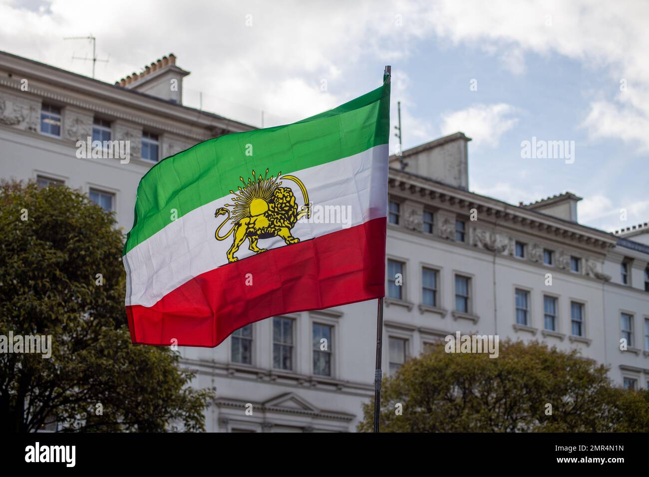 Londra, Regno Unito – 31 gennaio 2023: Bandiera iraniana della pre-rivoluzione (1979), nota come bandiera Shir-o-Khorshid, che vola di fronte all'ambasciata della Repubblica islamica dell'Iran mentre i manifestanti cantano slogan contro il regime islamico dell'Iran. Credit: Sinai Noor/Alamy Live News Foto Stock