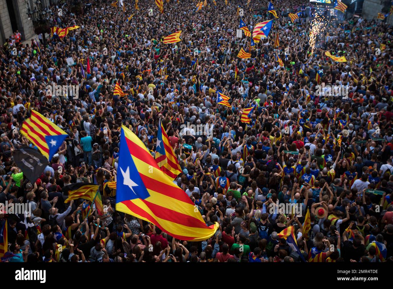 People wave "estelada" or pro independence flags outside the Palau Generalitat in Barcelona, Spain, after Catalonia's regional parliament passed a motion with which they say they are establishing an independent Catalan Republic, Friday, Oct. 27, 2017. (AP Photo/Emilio Morenatti) Foto Stock