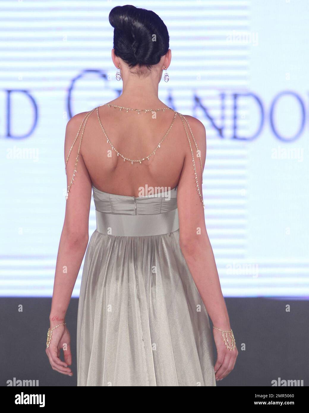 Beirut base jad Ghandour e casa di lusso Danasha Luxury prima di un $1,5 milioni di ultimate abito con tappeti rossi e raffinati diamanti ricevitore in oro 18 carati il terzo giorno del the12th Miami International Fashion Week annuale a Miami, FL. 03/20/10. . Foto Stock