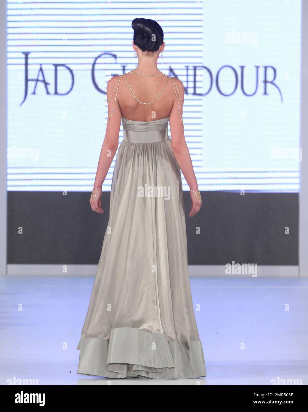 Beirut base jad Ghandour e casa di lusso Danasha Luxury prima di un $1,5 milioni di ultimate abito con tappeti rossi e raffinati diamanti ricevitore in oro 18 carati il terzo giorno del the12th Miami International Fashion Week annuale a Miami, FL. 03/20/10. . Foto Stock