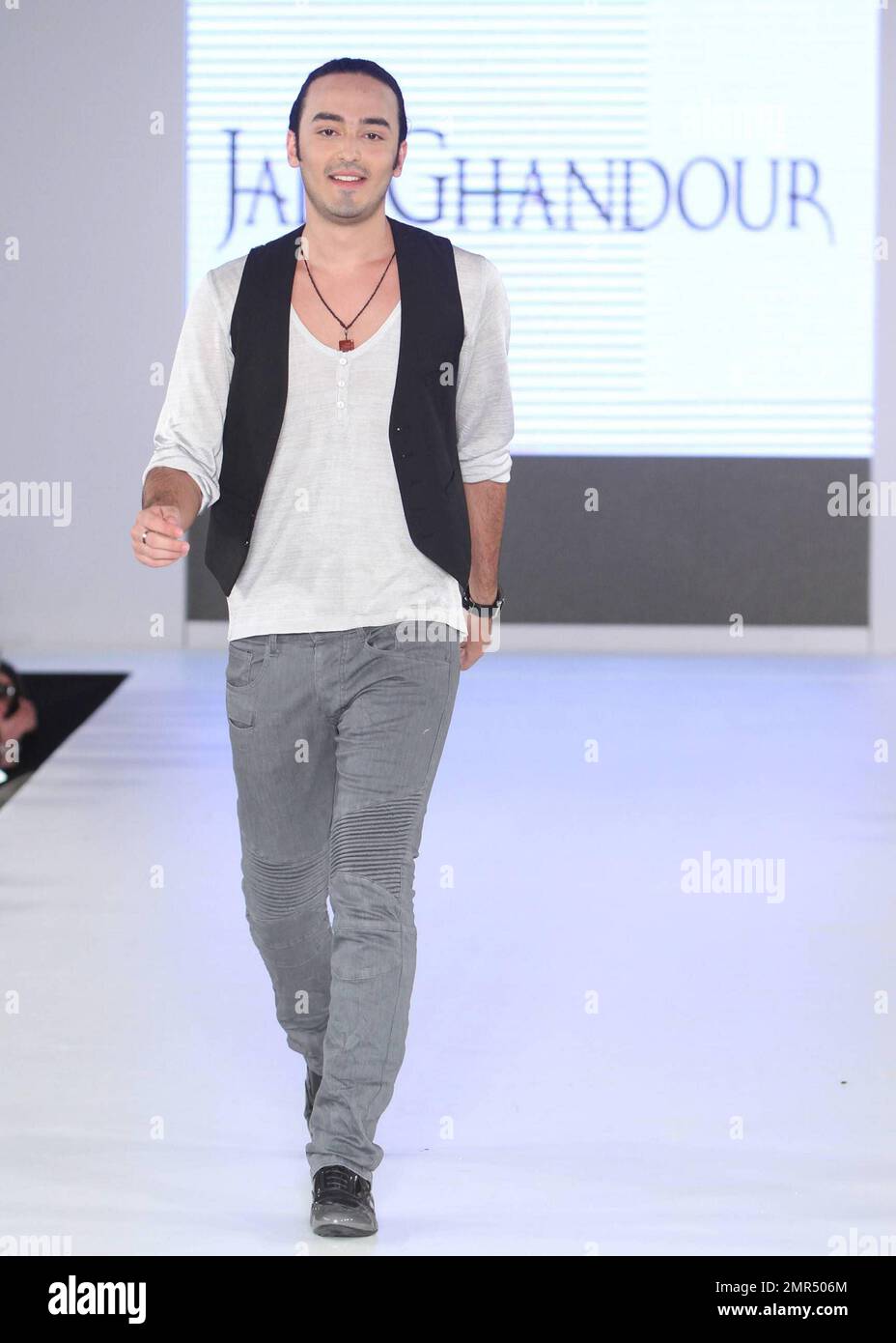 Beirut base jad Ghandour e casa di lusso Danasha Luxury prima di un $1,5 milioni di ultimate abito con tappeti rossi e raffinati diamanti ricevitore in oro 18 carati il terzo giorno del the12th Miami International Fashion Week annuale a Miami, FL. 03/20/10. . Foto Stock