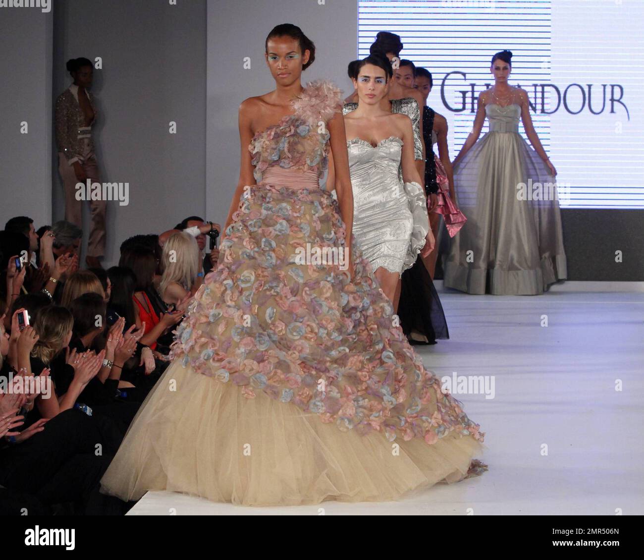 Beirut base jad Ghandour e casa di lusso Danasha Luxury prima di un $1,5 milioni di ultimate abito con tappeti rossi e raffinati diamanti ricevitore in oro 18 carati il terzo giorno del the12th Miami International Fashion Week annuale a Miami, FL. 03/20/10. . Foto Stock