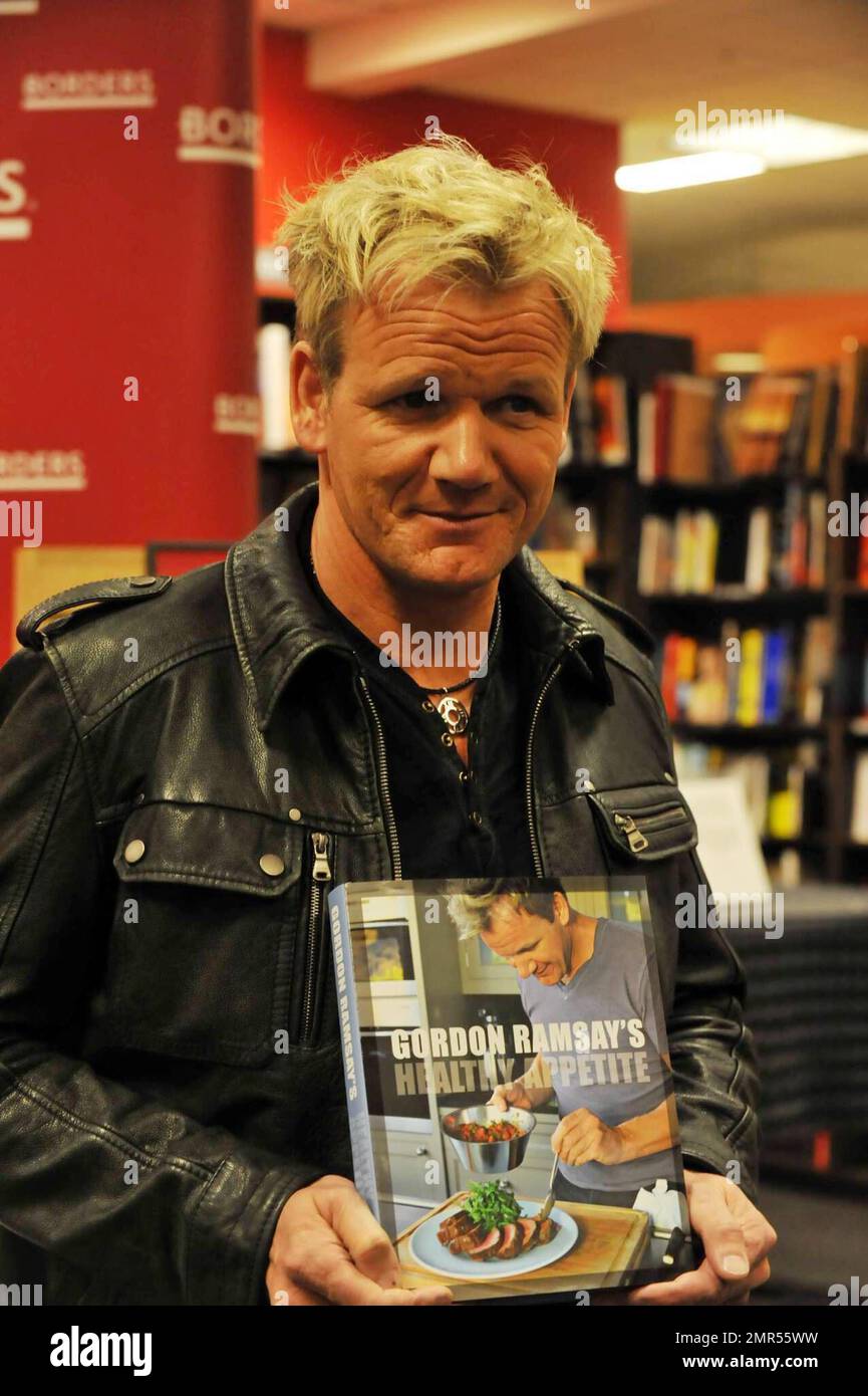 Gordon Ramsay fa un'apparizione a Borders a New York City per firmare copie del suo nuovo libro 'Gordon Ramsay's Healthy appetite'. New York, NY. 2/10/09. Foto Stock