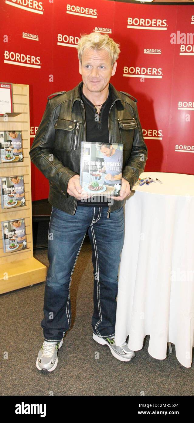 Gordon Ramsay fa un'apparizione a Borders a New York City per firmare copie del suo nuovo libro 'Gordon Ramsay's Healthy appetite'. New York, NY. 2/10/09. Foto Stock