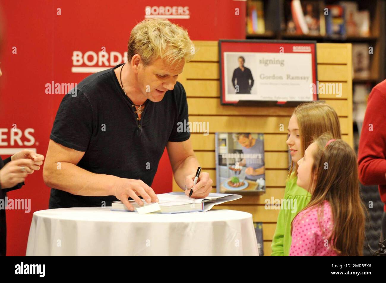 Gordon Ramsay fa un'apparizione a Borders a New York City per firmare copie del suo nuovo libro 'Gordon Ramsay's Healthy appetite'. New York, NY. 2/10/09. Foto Stock