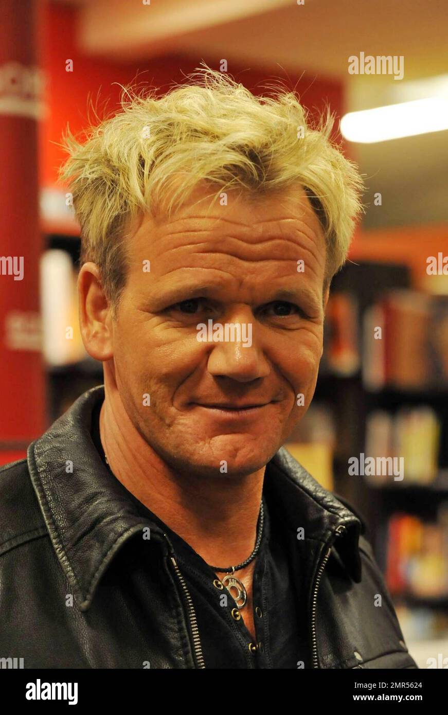 Gordon Ramsay fa un'apparizione a Borders a New York City per firmare copie del suo nuovo libro 'Gordon Ramsay's Healthy appetite'. New York, NY. 2/10/09. Foto Stock