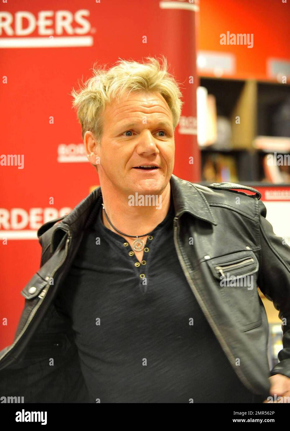 Gordon Ramsay fa un'apparizione a Borders a New York City per firmare copie del suo nuovo libro 'Gordon Ramsay's Healthy appetite'. New York, NY. 2/10/09. Foto Stock