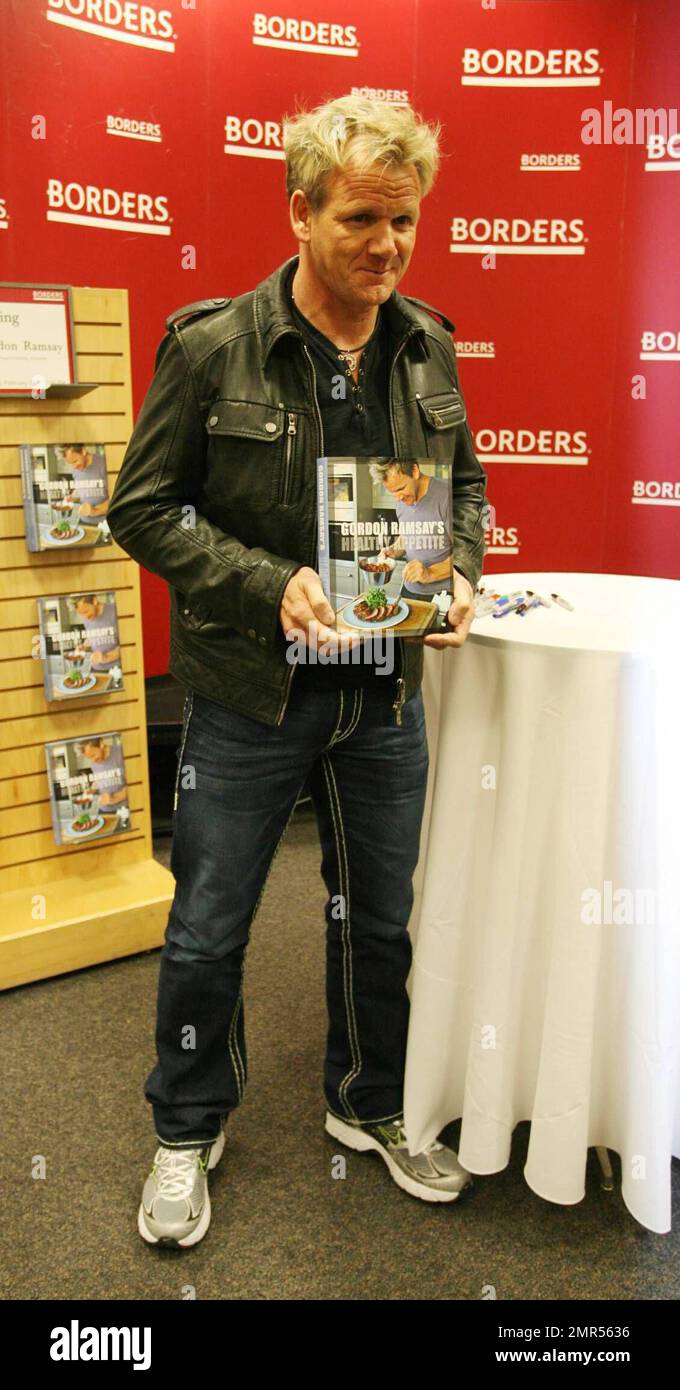 Gordon Ramsay fa un'apparizione a Borders a New York City per firmare copie del suo nuovo libro 'Gordon Ramsay's Healthy appetite'. New York, NY. 2/10/09. Foto Stock