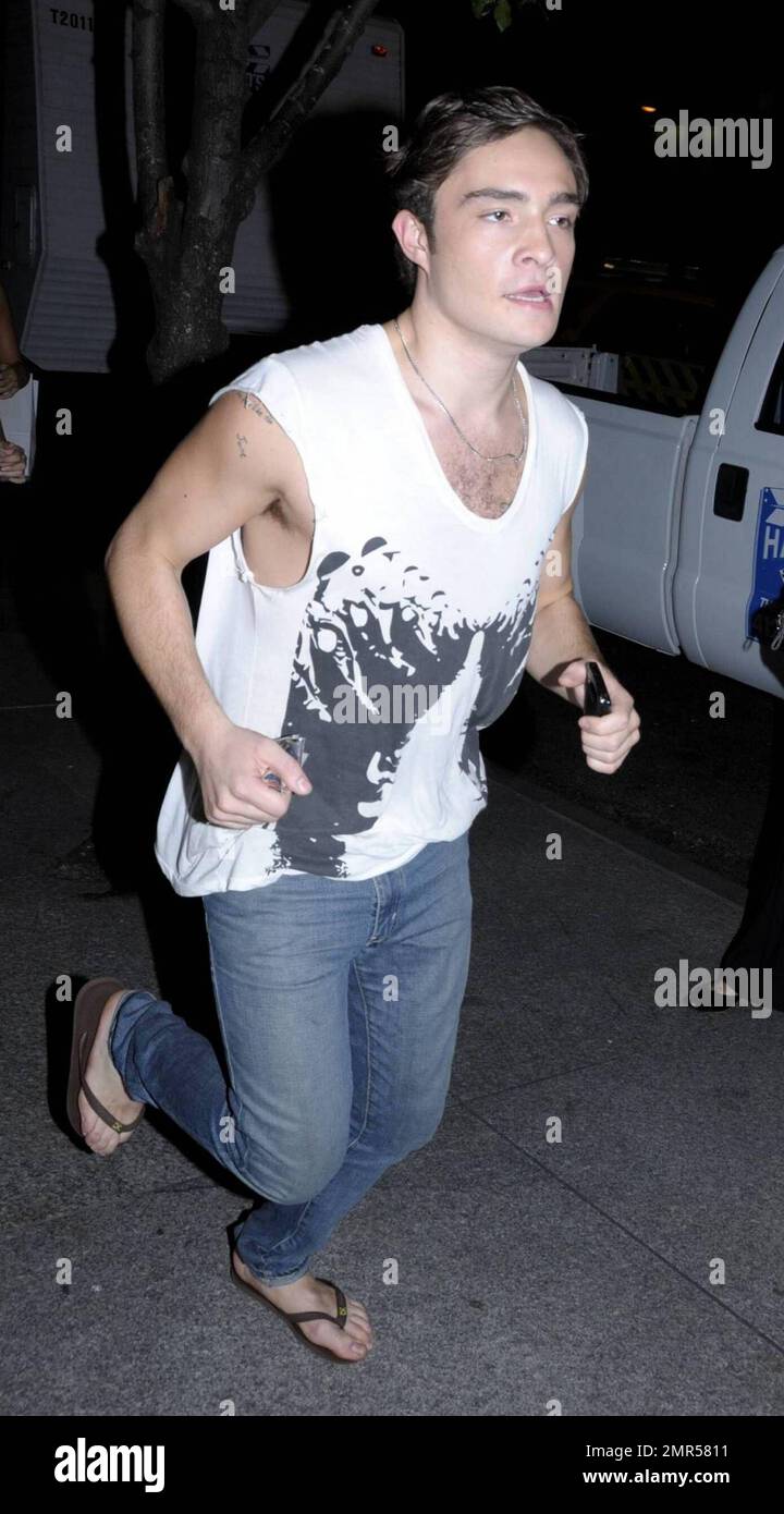 Ed Westwick è seguito dai fan mentre corre sul set di 'Gossip Girl' a New  York, NY. 8/6/09 Foto stock - Alamy