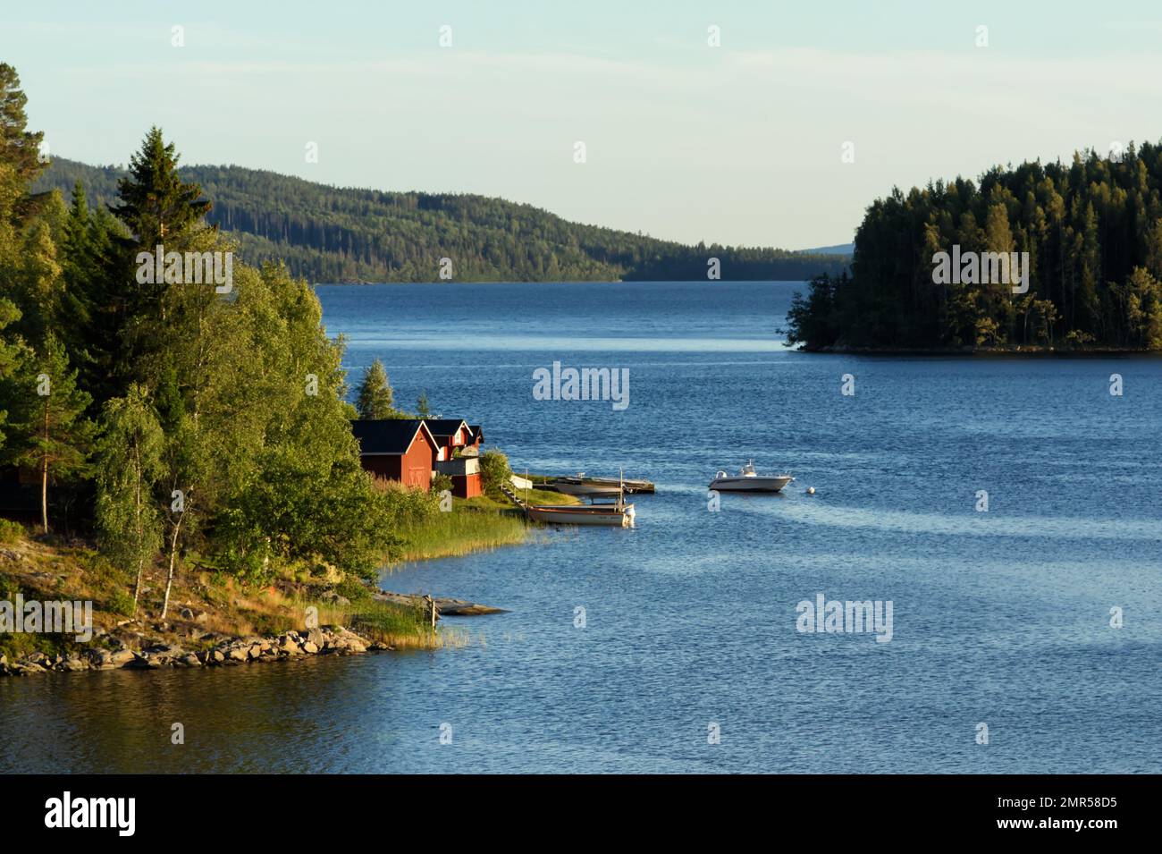 Piccole case estive in legno sul lago nel nord della Svezia Foto Stock