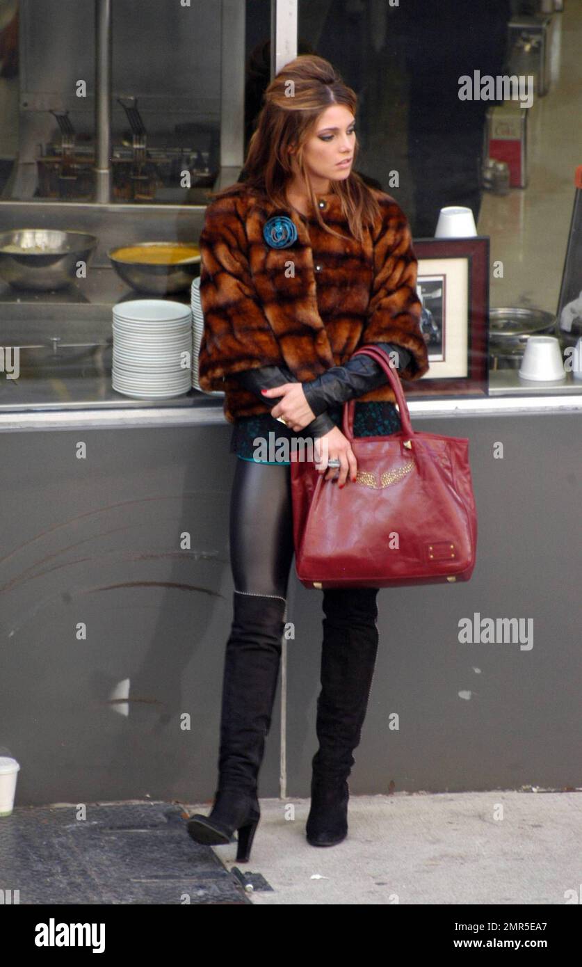ESCLUSIVO!! Ashley Greene dons coscia alti stivali in pelle scamosciata e  un cappotto di pelliccia per le scene nel suo ultimo film LOL con Miley  Cyrus. L'attrice è riferito risalente Joe Jonas.