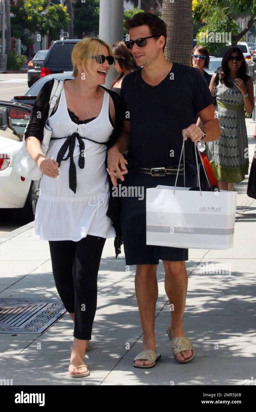 Ioan Gruffudd e sua moglie incinta Alice Evans trascorrono la giornata a fare shopping e baciarsi a Beverly Hills, CA. 8/10/09 Foto Stock