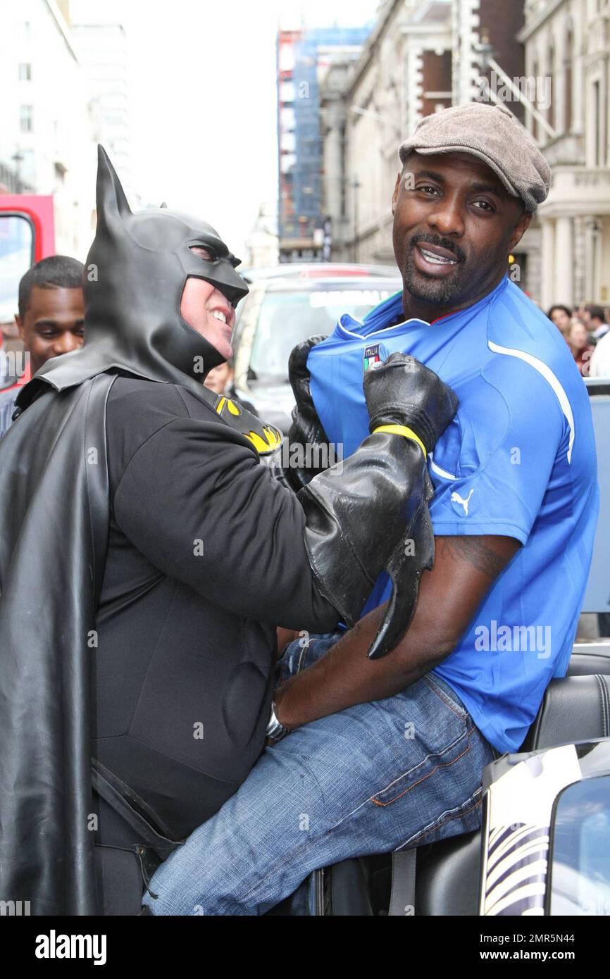 Attore Idris Elba alla 11th° gara annuale di Gumball 3000, che parte a Londra e vedrà i partecipanti correre per le strade di Amsterdam, Copenaghen, Stoccolma, Boston, Quebec City, Toronto e New York City. La buona gara spiritosa si vanta di non mantenere i punteggi cronometrati e agisce di più come una vetrina per le auto sportive di fascia alta e le automobili di novità. Londra, Regno Unito. 05/01/10. . Foto Stock