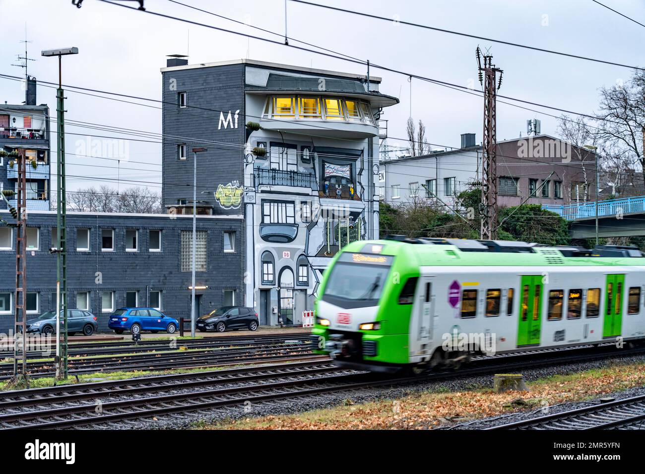 La cassa di segnalazione Deutsche Bahn AG di Mülheim-Styrum controlla il traffico ferroviario su una delle linee ferroviarie più trafficate della Germania, tra Essen e Duisburg; Foto Stock