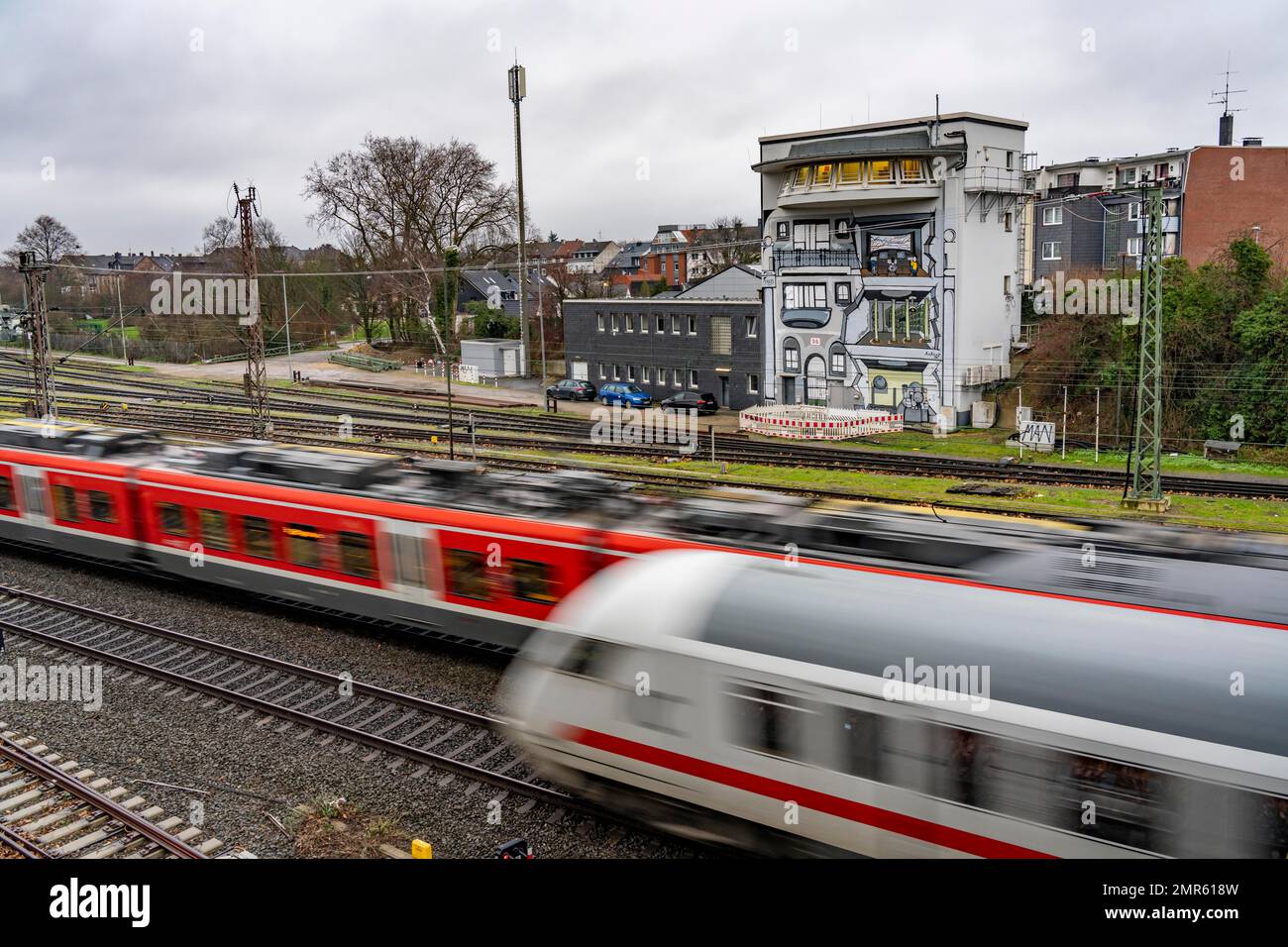La cassa di segnalazione Deutsche Bahn AG di Mülheim-Styrum controlla il traffico ferroviario su una delle linee ferroviarie più trafficate della Germania, tra Essen e Duisburg; Foto Stock