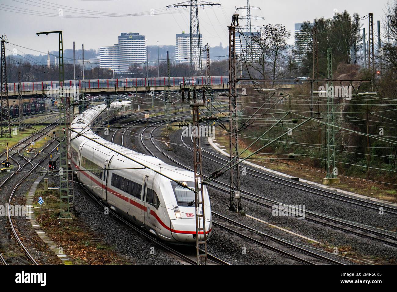 Binari ferroviari nei pressi di Mülheim-Styrum, TRENI ICE a lunga distanza Mülheim, NRW, Germania, Foto Stock