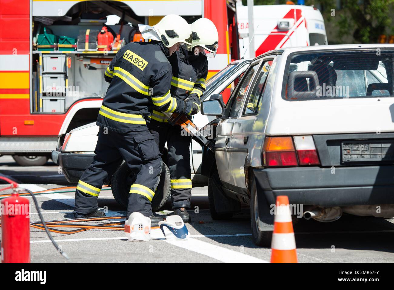 PEZINOK, SLOVACCHIA - 4 MAGGIO 2014: Operazione di ricerca e salvataggio durante un incidente automobilistico simulato a Pezinok, Slovacchia Foto Stock