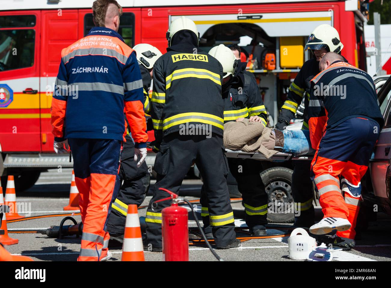 PEZINOK, SLOVACCHIA - 4 MAGGIO 2014: Operazione di ricerca e salvataggio durante un incidente automobilistico simulato a Pezinok, Slovacchia Foto Stock