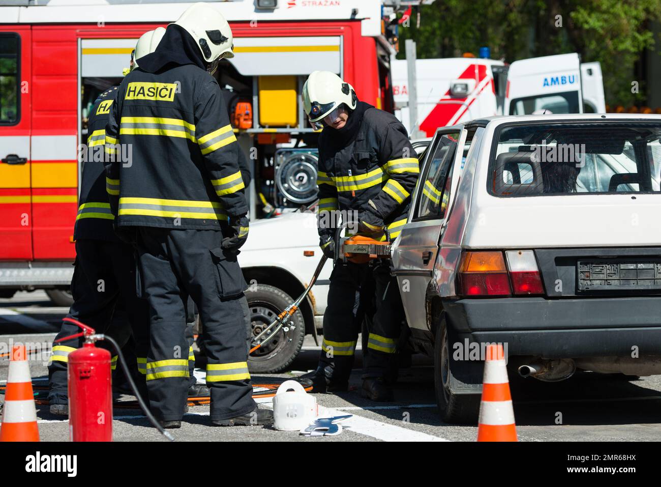 PEZINOK, SLOVACCHIA - 4 MAGGIO 2014: Operazione di ricerca e salvataggio durante un incidente automobilistico simulato a Pezinok, Slovacchia Foto Stock