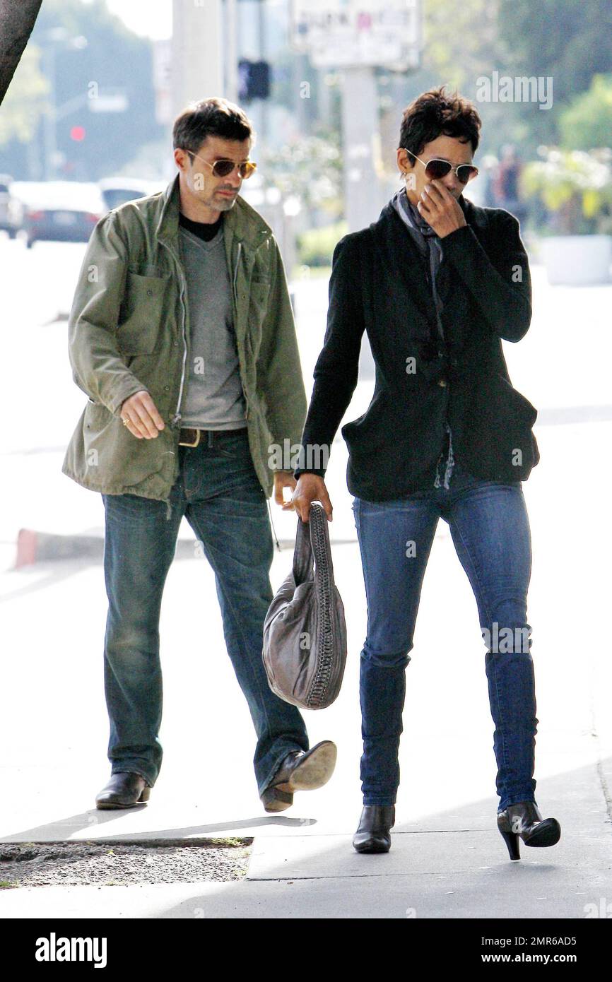 In una bella giacca nera con volant e jeans Halle Berry tiene le mani con  il ragazzo Olivier Martinez, che sembrava hunky in una casual giacca verde,  camicia grigia e jeans, quando