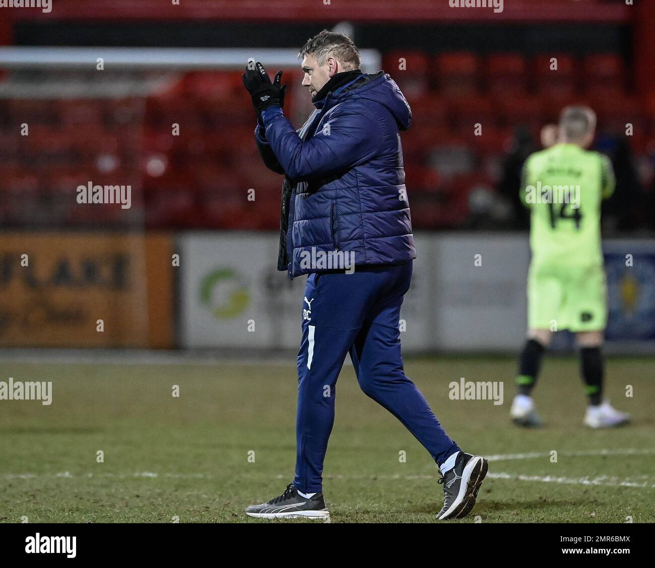 Crewe, Regno Unito. 31st Jan, 2023. Dave Challinor, direttore della contea di Stockport, applaude ai fan alla fine della partita della Sky Bet League 2 Crewe Alexandra vs Stockport County all'Alexandra Stadium, Crewe, Regno Unito, 31st gennaio 2023 (Photo by ben Roberts/News Images) a Crewe, Regno Unito il 1/31/2023. (Foto di ben Roberts/News Images/Sipa USA) Credit: Sipa USA/Alamy Live News Foto Stock