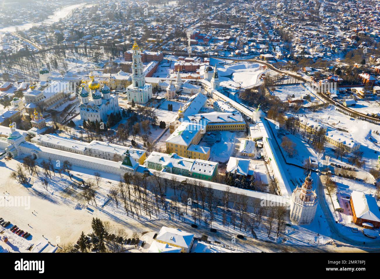 Vista dal drone della Trinity-Sergius Lavra e quartieri residenziali della città di Sergiev Posad. Foto Stock