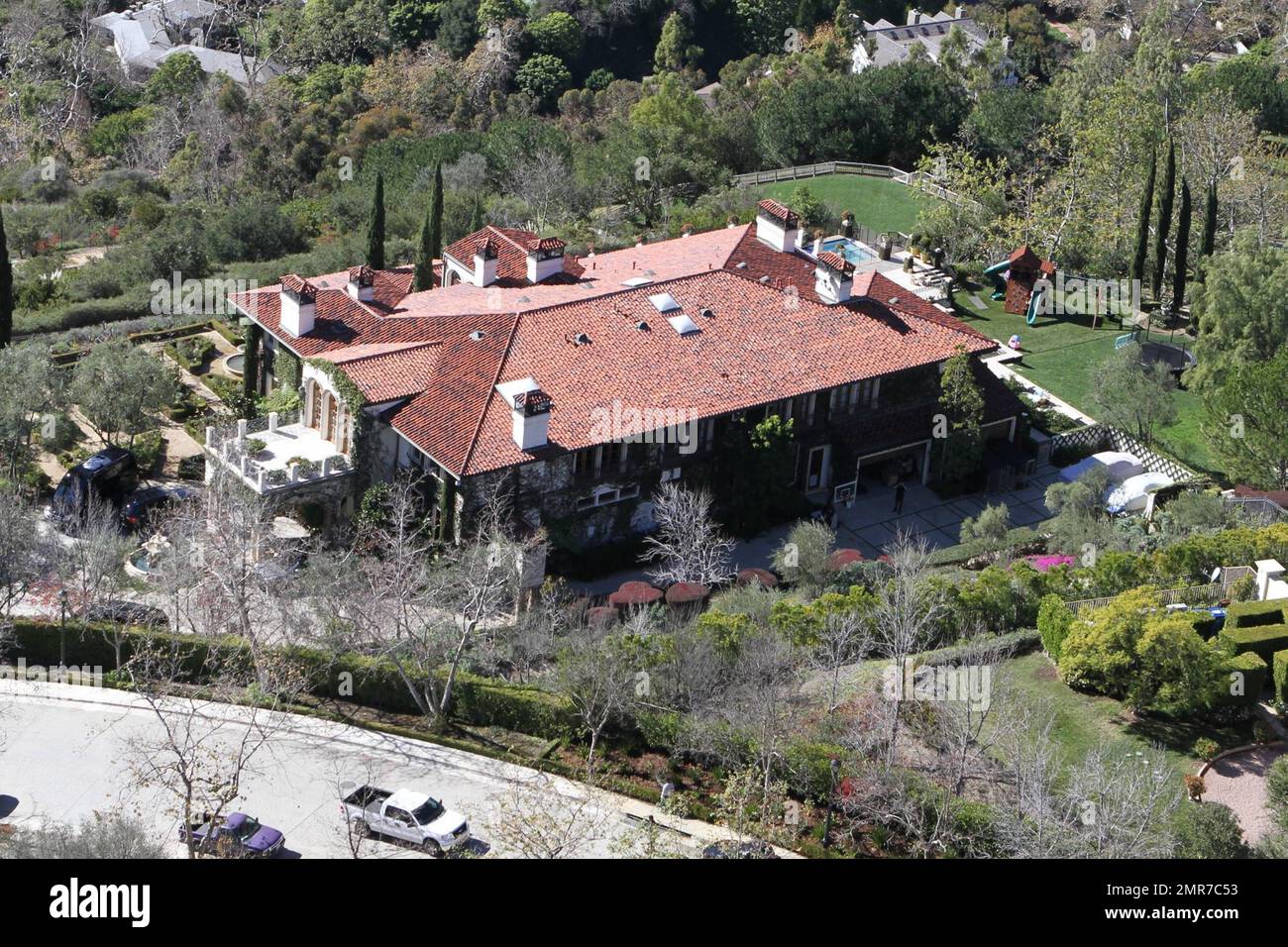 ESCLUSIVO!! Vista generale aerea di Heidi Klum e del palazzo di Seal. I due, che recentemente hanno annunciato che stanno divorziando, hanno comprato la casa di Brentwood di 12.300 piedi quadrati, 8 camera da letto, 9,5 stanza da bagno in 2010 dopo che è stato preclosed sopra. La casa, che si trova su 8,5 acri include una grande suite padronale con armadi personalizzati, spogliatoi e doppi bagni, una cucina gourmet con un manto camino della Scozia risalente al 1603, una sala da pranzo formale dal Pierre Hotel a Parigi, una sala sigari, cantina di vini e sala degustazione. La casa dispone anche di una biblioteca a cupola con un camino riferito essere da N Foto Stock