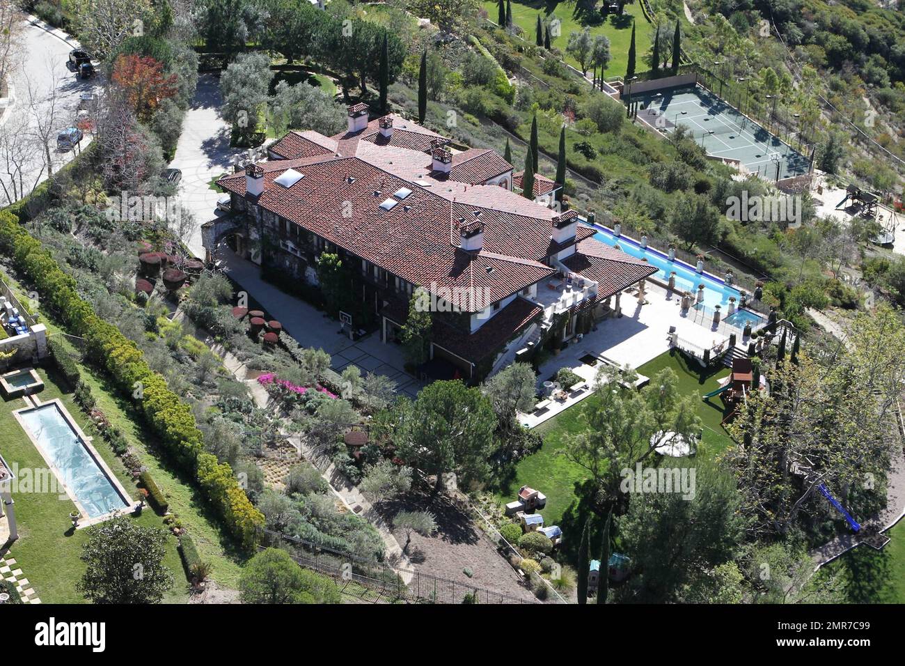 ESCLUSIVO!! Vista generale aerea di Heidi Klum e del palazzo di Seal. I due, che recentemente hanno annunciato che stanno divorziando, hanno comprato la casa di Brentwood di 12.300 piedi quadrati, 8 camera da letto, 9,5 stanza da bagno in 2010 dopo che è stato preclosed sopra. La casa, che si trova su 8,5 acri include una grande suite padronale con armadi personalizzati, spogliatoi e doppi bagni, una cucina gourmet con un manto camino della Scozia risalente al 1603, una sala da pranzo formale dal Pierre Hotel a Parigi, una sala sigari, cantina di vini e sala degustazione. La casa dispone anche di una biblioteca a cupola con un camino riferito essere da N Foto Stock