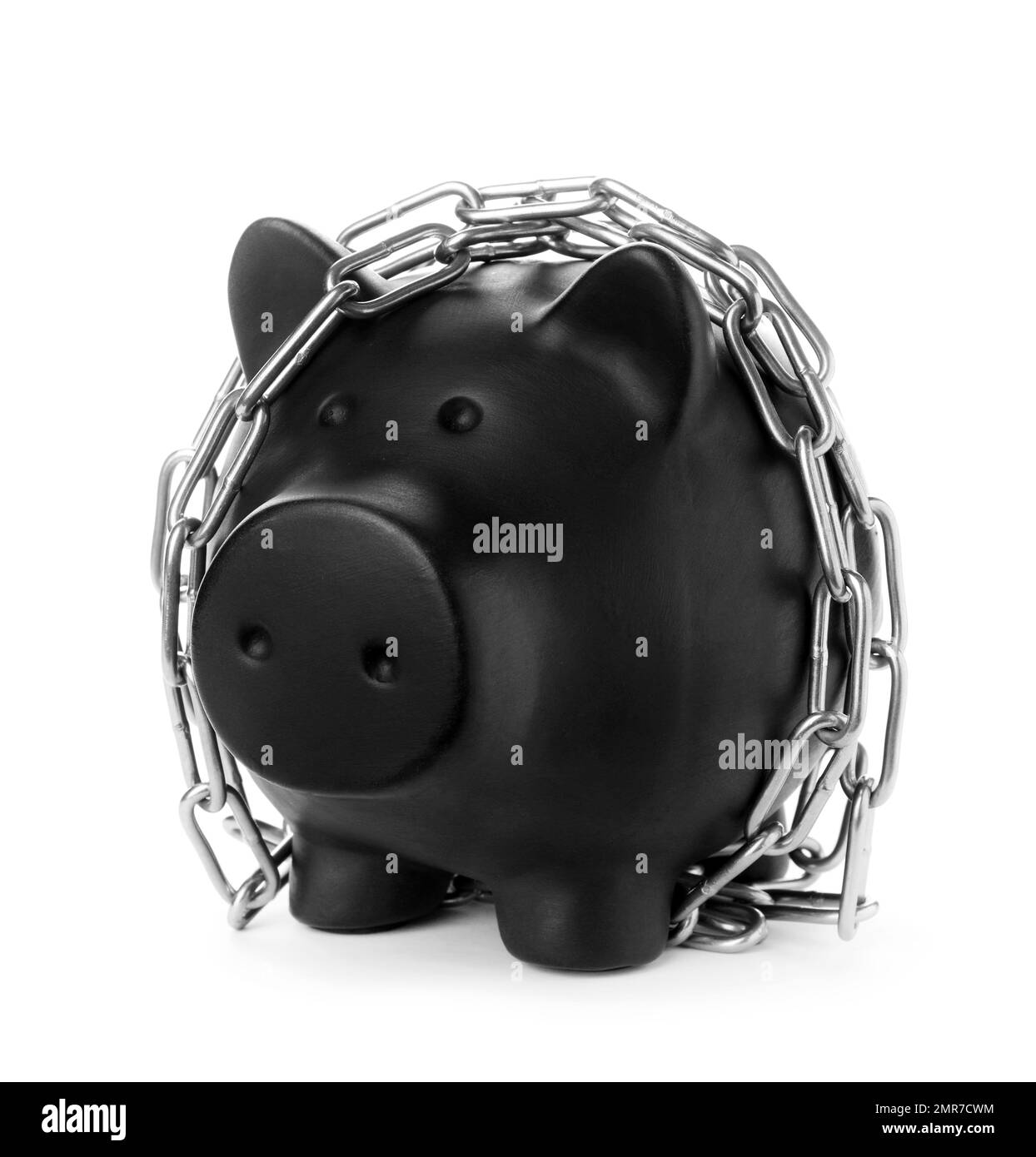 Banco di piggy con catena in acciaio isolata su bianco. Concetto di sicurezza monetaria Foto Stock