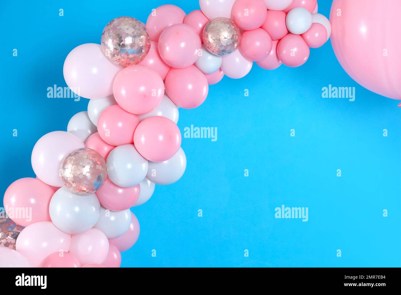 mongolfiera per celebrare i 6 anni. Una composizione di palloncini di elio  rosso e blu, stelle e numeri. Un regalo per il compleanno numero 6. Viva  magenta Foto stock - Alamy