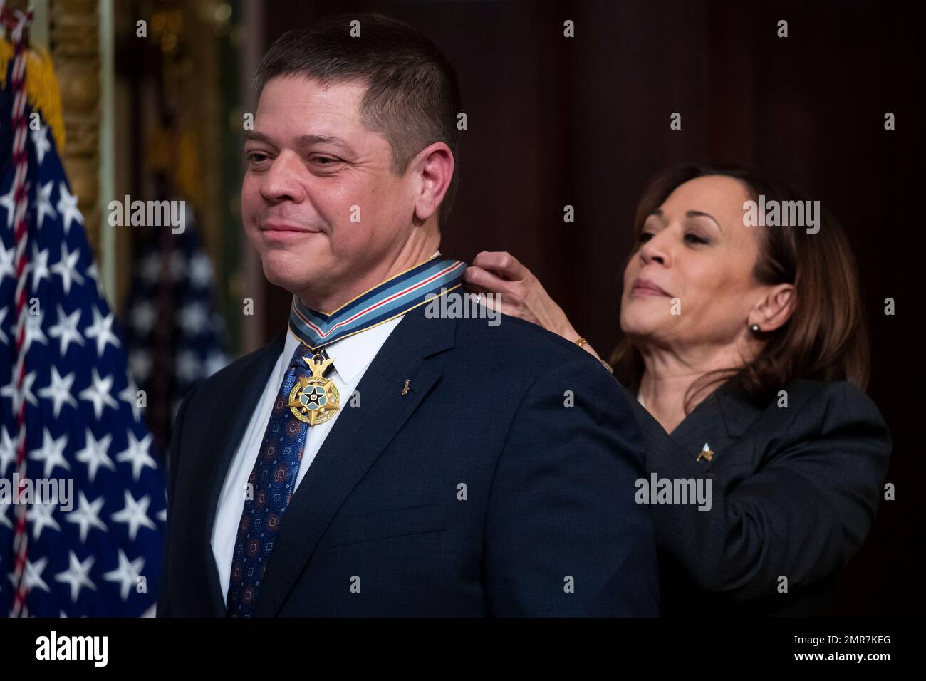 Washington, Stati Uniti. 31st Jan, 2023. Il Vice Presidente DEGLI STATI UNITI Kamala Harris (R) premia la Medaglia d'onore spaziale del Congresso all'ex astronauta della NASA Douglas Hurley (L), durante una cerimonia nella Sala dei trattati indiani dell'Eisenhower Executive Office Building sul complesso della Casa Bianca a Washington, DC, USA, 31 gennaio 2023. Douglas Hurley e Robert Behnken hanno ricevuto la Medaglia d'onore spaziale del Congresso per il loro ruolo nella Missione dimostrativa di NASAÕs SpaceX-2 (Demo-2) alla Stazione spaziale Internazionale nel 2020. Credit: Sipa USA/Alamy Live News Foto Stock