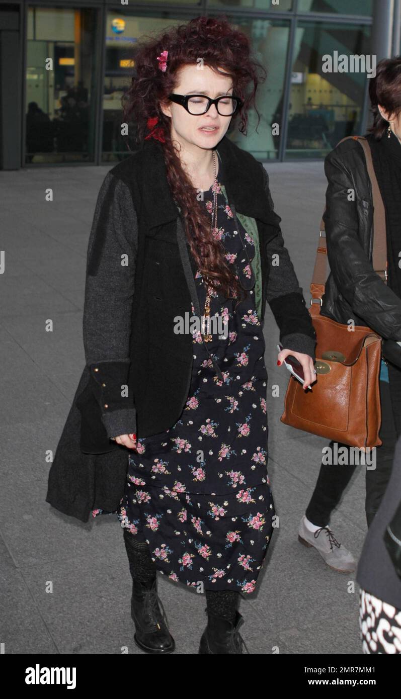 L'attrice Helena Bonham carter arriva all'aeroporto di Londra Heathrow dopo un volo a lungo raggio da Los Angeles. Bonham carter ha partecipato ai Golden Globe Awards la domenica, dove il suo film 'The King's Speech' è stato nominato per sette premi. Il film supera anche le candidature con 14 per i BAFTA Awards di quest'anno che si terranno domenica 13 febbraio. Londra, Regno Unito. 1/18/11. Foto Stock