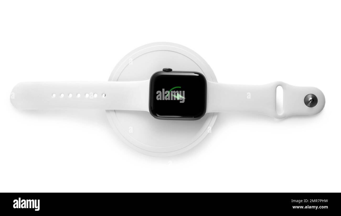 Ricarica dello smartwatch con pad wireless isolato in bianco, vista  dall'alto Foto stock - Alamy