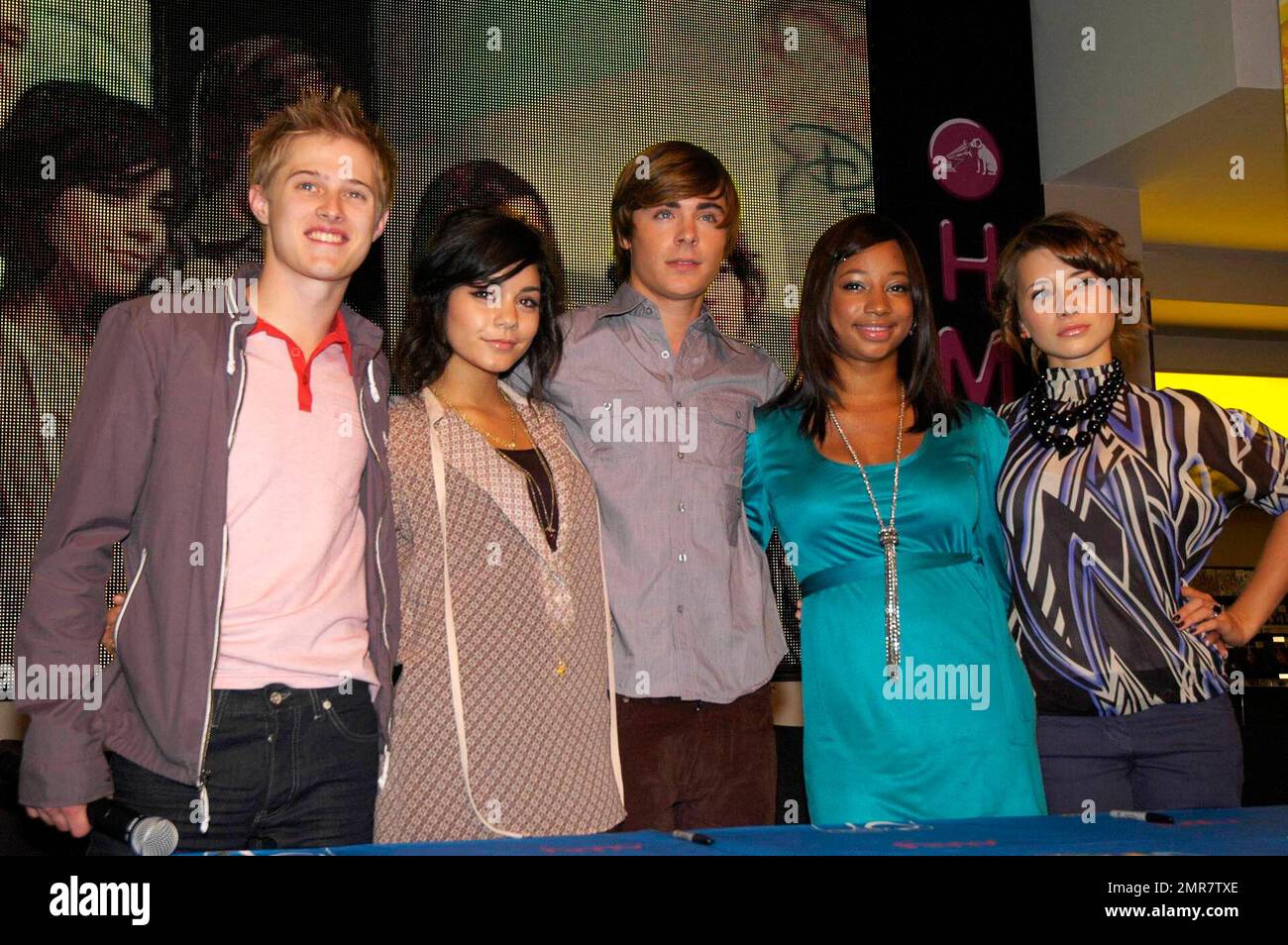 Migliaia di persone si sono affollate in HMV su Oxford Street quando le star del film di successo "High School Musical 2" si sono esibite per incontrare i fan e firmare le copie della colonna sonora n. 1. Star Zac Efron (Troy Bolton), Vanessa Hudgens (Gabriella Martinez), Lucas Grabeel (Ryan Evans), Monique Coleman (Taylor McKessie) e Olesya Rulin (Kelsi Nielsen) stavano chattando con i fan del film e firmando copie della nuova colonna sonora, che è già diventata un grande successo in tutto il mondo. I fan si stavano schierando su Oxford Street dalle prime ore di mercoledì mattina per afferrare una delle limitate edi Foto Stock