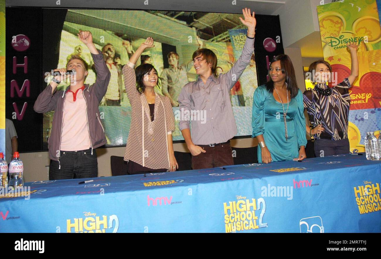 Migliaia di persone si sono affollate in HMV su Oxford Street quando le star del film di successo "High School Musical 2" si sono esibite per incontrare i fan e firmare le copie della colonna sonora n. 1. Star Zac Efron (Troy Bolton), Vanessa Hudgens (Gabriella Martinez), Lucas Grabeel (Ryan Evans), Monique Coleman (Taylor McKessie) e Olesya Rulin (Kelsi Nielsen) stavano chattando con i fan del film e firmando copie della nuova colonna sonora, che è già diventata un grande successo in tutto il mondo. I fan si stavano schierando su Oxford Street dalle prime ore di mercoledì mattina per afferrare una delle limitate edi Foto Stock