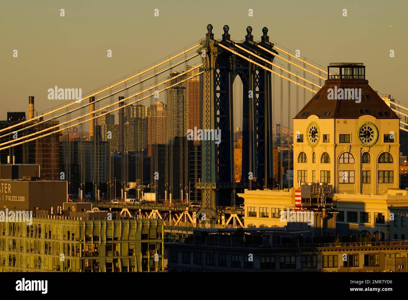 Manhattan in DUMBO con lo skyline di Manhattan sullo sfondo di Brooklyn New York City Foto Stock