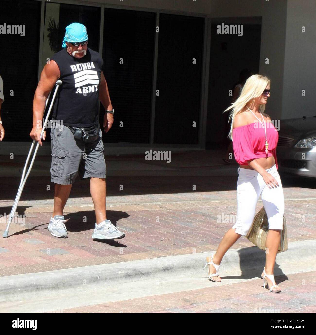 Esclusivo!! Hulk Hogan e la sua giovane fidanzata Jennifer McDaniel si  trasferiscono a Calle Ocho. Hogan ha detto che sta carenando meglio dopo  l'intervento chirurgico alla schiena, nonostante richieda ancora l'uso di