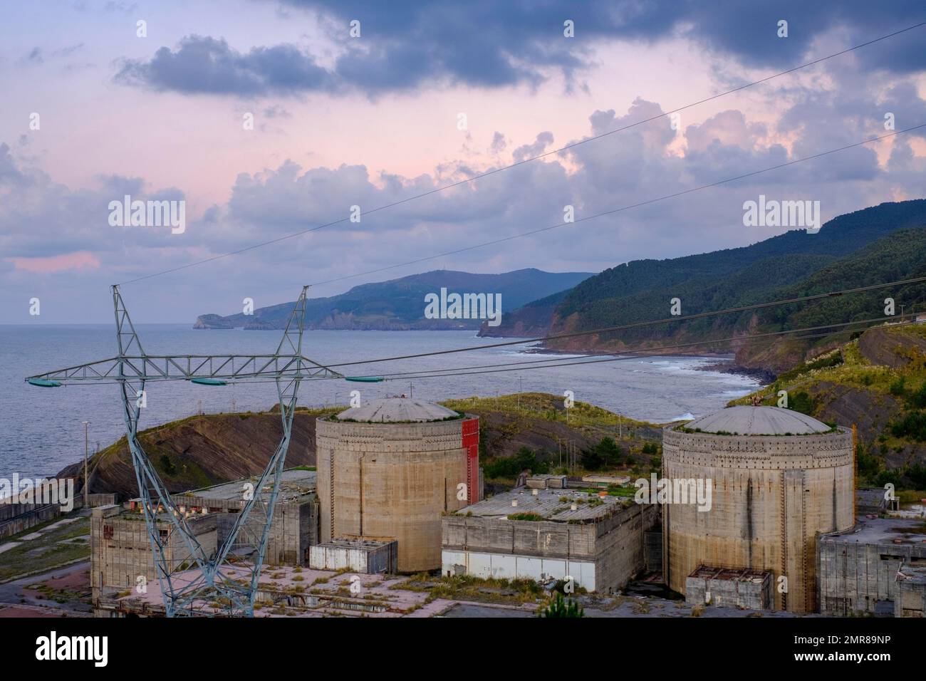 Ex centrale nucleare, centrale nucleare di Lemóniz, costa nei pressi di Armintza, Golfo di Biscaglia, Paesi Baschi, provincia di Bizkaia, Provincia del Golfo di Biscaglia, Foto Stock