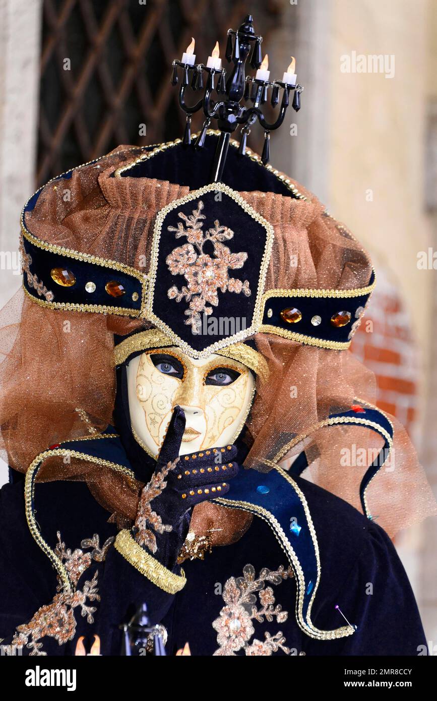 Donna in costume con maschera, carnevale a Venezia, Veneto, Italia, Europa  Foto stock - Alamy