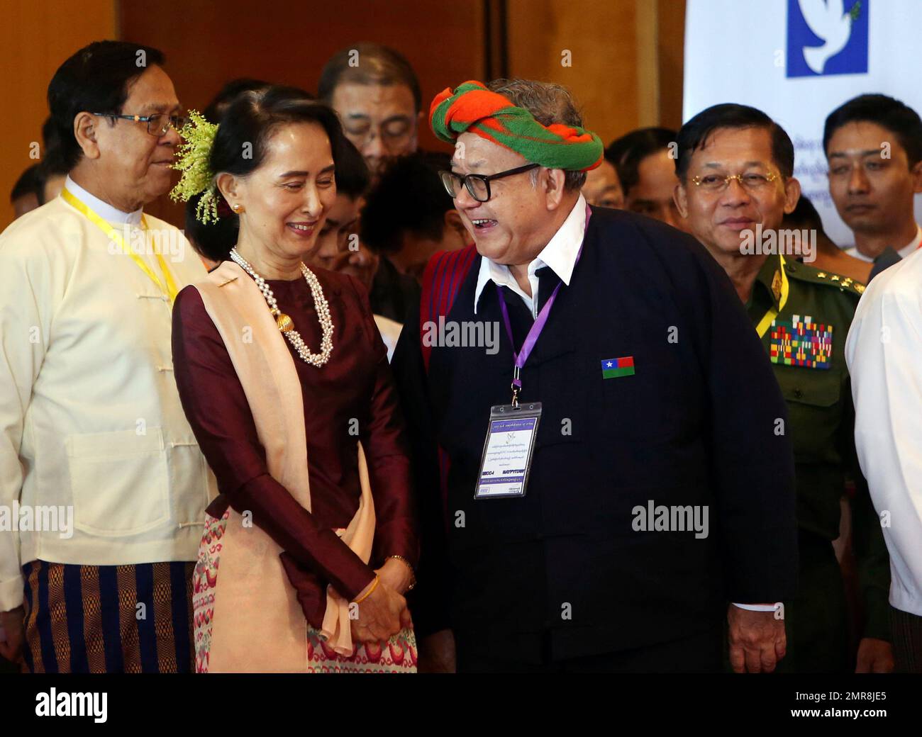 Myanmar's State Counsellor Aung San Suu Kyi, second left, and Khun Okkar, chairman of Pa-O National Liberation Organization (PNLO) share a moment after the second anniversary of the signing of nationwide ceasefire agreement (NCA) at the Myanmar International Convention Center in Naypyitaw, Myanmar, Sunday, Oct. 15, 2017. (AP Photo/Aung Shine Oo) Foto Stock