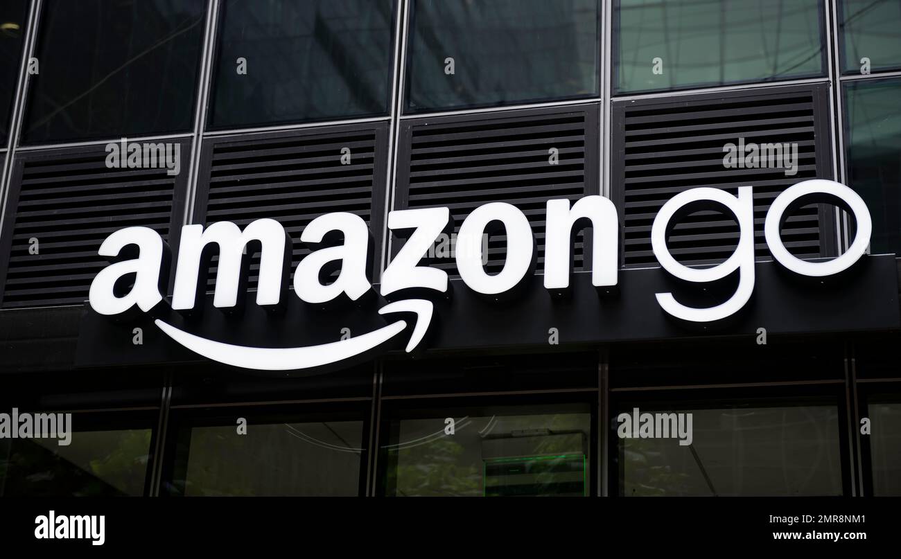 Amazon andare scritte su una facciata di un edificio, catena di supermercati automatica americana, supermercato senza cassa, Seattle, Washington, Stati Uniti, Nord America Foto Stock