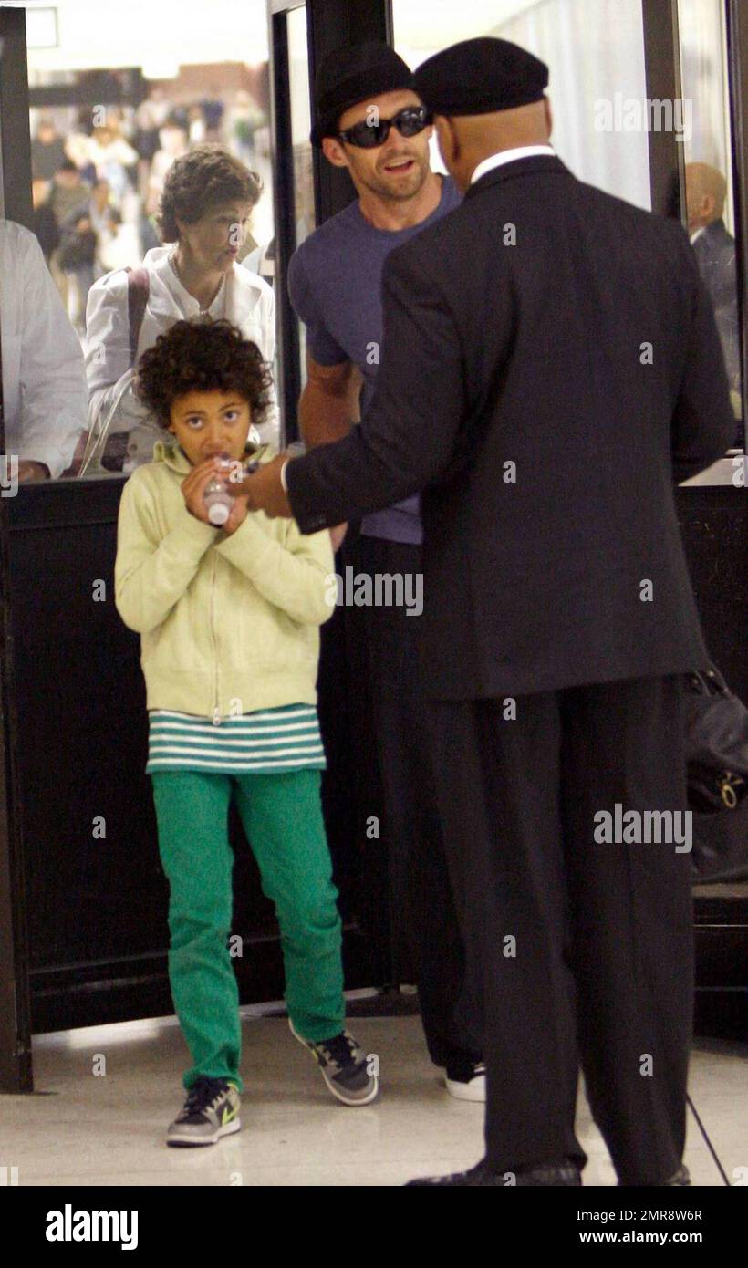 Hugh Jackman e suo figlio Oscar Maximillian arrivano all'aeroporto internazionale di Los Angeles dopo un volo da New York. I due sono incontrati dal loro autista che li saluta calorosamente con un abbraccio. Los Angeles, CA, 6/5/09. . Foto Stock