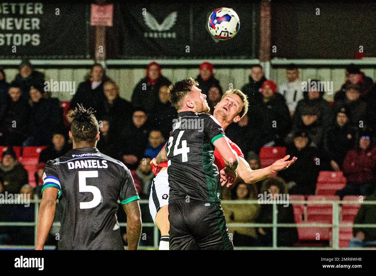 Rio Sawyers del Walsall FC ed entrambi vanno per la palla durante la partita della Sky Bet League 2 tra Salford City e Walsall a Moor Lane, Salford, martedì 31st gennaio 2023. (Credit: Ian Charles | MI News) Credit: MI News & Sport /Alamy Live News Foto Stock